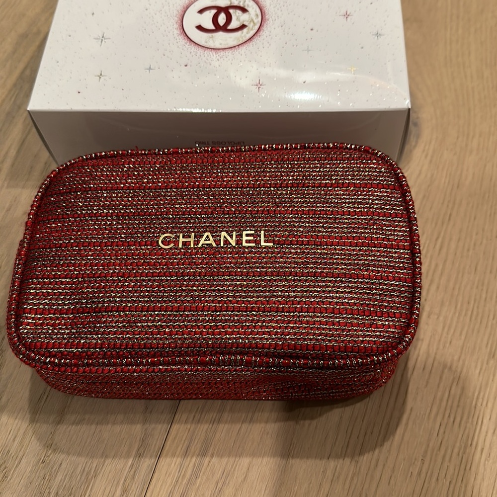 Chanel makeup bag 2022 - Picture 3 of 4